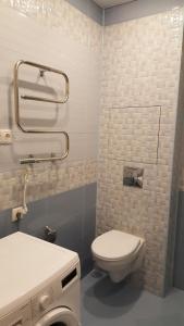 レウトフにあるApartment on Oktyabrya 48のバスルーム(白いトイレ、シンク付)