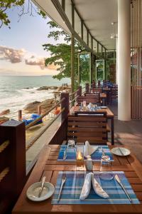 um restaurante com vista para o oceano em Independence Hotel Resort & Spa em Sihanoukville