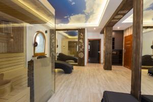 salon z sufitem ozdobionym chmurą w obiekcie Zakopiańskie Tarasy SPA Odkryj Zakopane w Zakopanem
