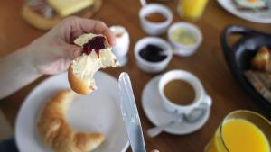 a person is holding a piece of food on a plate at KIRCHENWIRT am Marktplatz - DEPENDANCE in Ehrenhausen