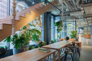 um quarto grande com uma mesa e algumas plantas em Hobo Hotel Stockholm em Estocolmo