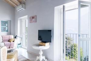 TV a/nebo společenská místnost v ubytování Charme and Lake View - byMyHomeinComo