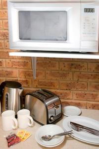 encimera de cocina con tostadora y microondas en Beechworth Carriage Motor Inn, en Beechworth