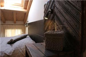CastelgombertoにあるBed & Breakfast Ai Cracchiのベッドルーム1室(ベッド1台、木製テーブル付)