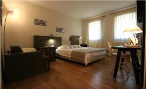 a bedroom with a bed and a desk with a lamp at Bed & Breakfast Ai Cracchi in Castelgomberto
