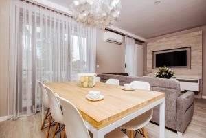 jadalnia i salon ze stołem i krzesłami w obiekcie Apartment No. 1 - Vento Apartamenty we Władysławowie