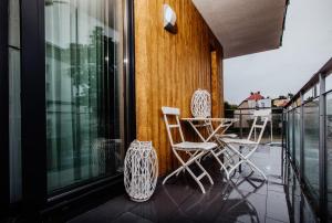 balkon z krzesłami i stołem na balkonie w obiekcie Apartment No. 1 - Vento Apartamenty we Władysławowie