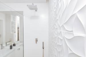 łazienka z białą ścianą i muralem w obiekcie Apartment No. 1 - Vento Apartamenty we Władysławowie