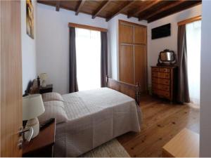 A bed or beds in a room at Casa Lagar de Pedra