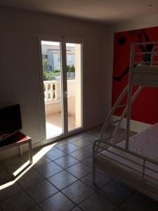 セリニャンにあるClalouのベッドルーム1室(二段ベッド1組、ガラスのスライドドア付)