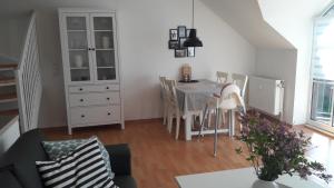 een keuken en eetkamer met een tafel en stoelen bij OstseeNest in Schönhagen