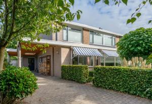 een gebouw met struiken ervoor bij Bed and Breakfast Hattem in Hattem
