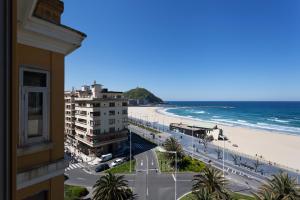 vista sulla spiaggia da un edificio di Pacific - Iberorent Apartments a San Sebastián