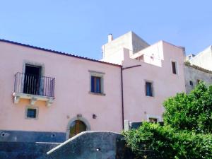 フォルツァ・ダグロにあるTAORMINA - The Godfathers Little Mansionのピンクの建物(バルコニー付)