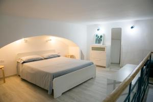ナポリにあるLa Maisonetteのベッドルーム1室(大型ベッド1台、階段付)