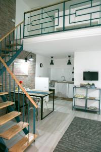 ナポリにあるLa Maisonetteのリビングルーム(階段、テーブル付)、キッチン