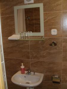uma casa de banho com um lavatório e um espelho em Kiserdei Apartman em Tihany