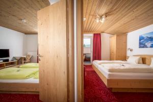 Łóżko lub łóżka w pokoju w obiekcie Familienhotel Central