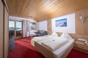 Łóżko lub łóżka w pokoju w obiekcie Familienhotel Central