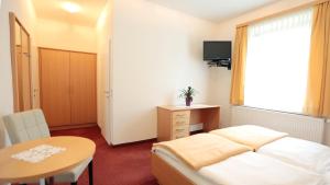 Rúm í herbergi á Hotel Reineldis