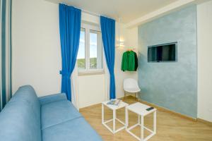 Televízia a/alebo spoločenská miestnosť v ubytovaní Hotel Villa Garuti