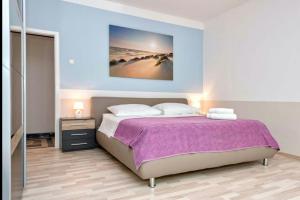 sypialnia z łóżkiem i obrazem na ścianie w obiekcie Apartment Maja w Splicie