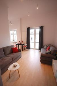 華沙的住宿－Nowy Apartament Wilcza，客厅配有沙发和桌子