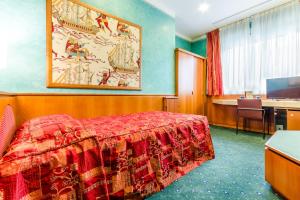 Pokój hotelowy z łóżkiem i biurkiem w obiekcie Brunelleschi Hotel w Mediolanie