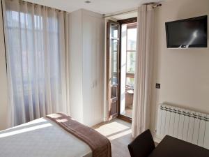 ナベスにあるHotel Villa Marrónのベッドルーム1室(ベッド1台、壁掛けテレビ付) +57枚の写真