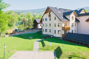 an aerial view of a large house with a yard at Apartament Sunny in Karpacz