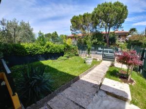 a backyard with a fence and a garden at Casa Dai Angioi in Sirmione