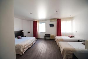 Postel nebo postele na pokoji v ubytování Hôtel Comté de Nice