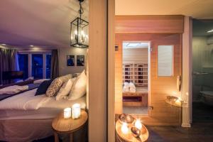 1 dormitorio con 1 cama y 2 mesas con velas en Schwimmende Suiten Usedom, en Krummin