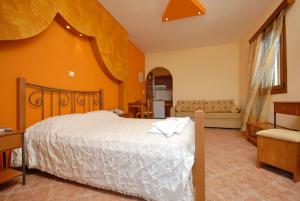 1 dormitorio con 1 cama y sala de estar en Pension Stella, en Naxos Chora