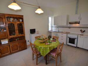eine Küche mit einem Tisch und einer Obstschale darauf in der Unterkunft Belvilla by OYO Venturi Olive in Gatteo a Mare