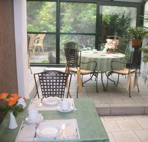 un patio con mesa, sillas, mesa y sillas en B&B Het Wit Beertje, en Brujas