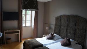 サントにあるSaveurs De l'Abbayeのベッドルーム1室(ヘッドボード付きのベッド1台、窓付)