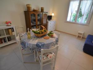 jadalnia ze stołem i miską owoców w obiekcie Apartment in Gatteo near Adriatic Beach w mieście Gatteo a Mare
