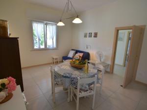 ein Wohnzimmer mit einem Tisch und einer Obstschale darauf in der Unterkunft Belvilla by OYO Venturi Lemon in Gatteo a Mare
