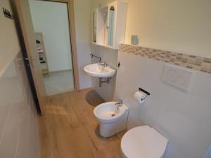 Koupelna v ubytování Apartment in Gatteo near Adriatic Beach