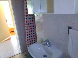 Un baño de Apartments Mare Croatia