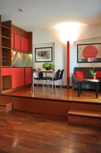 ミラノにあるレジデンス ル コルティのリビングルーム(赤いキャビネット、テーブル付)