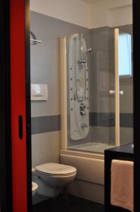 y baño con aseo y ducha. en Residence Le Corti, en Milán
