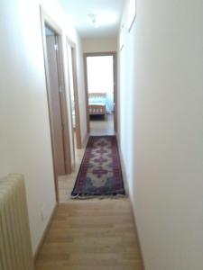 un corridoio con un tappeto sul pavimento e un corridorngthngthngthngthngthngthngthngth di Casa Josefina a Armunia