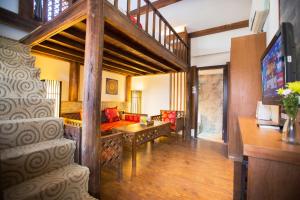 夕露小榭古城南门店 Xilu Xiaoxie Inn Old Town Lijiang的电视和/或娱乐中心