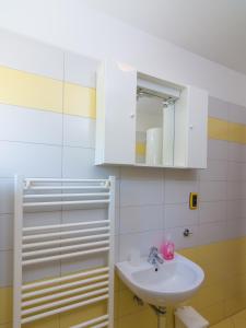 bagno con lavandino e specchio di Apartments Manuela a Pola (Pula)