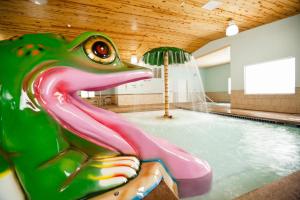 een zwembad met een dinosaurus in het water bij Med City Inn & Suites Rochester Mayo Clinic Area in Rochester
