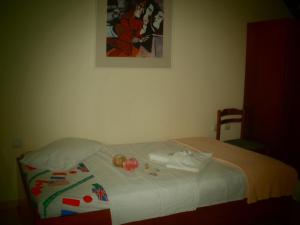 A bed or beds in a room at Phyllis Maisonettes