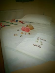 A bed or beds in a room at Phyllis Maisonettes