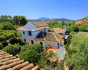 una vista aerea su una villa con giardino di Villa 'Los Balcones' a Priego de Córdoba